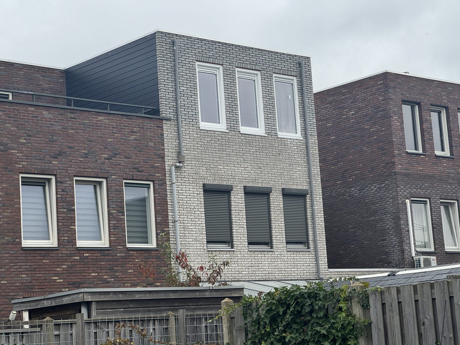 Opbouw met extra verdieping en metselwerk, Almere